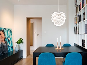 Mieszkanie w Poznaniu IV - Mały biały salon z jadalnią z bibiloteczką, styl nowoczesny - zdjęcie od Home Plan projektowanie wnętrz Joanna Mielczarek