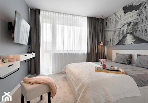Mieszkanie w Poznaniu IV - Średnia szara sypialnia z balkonem / tarasem, styl nowoczesny - zdjęcie od Home Plan projektowanie wnętrz Joanna Mielczarek