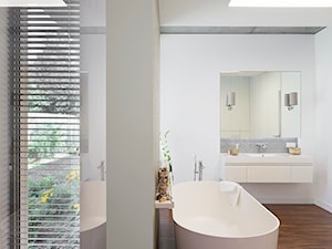 Dom w Środzie Wie - Średnia na poddaszu z lustrem łazienka z oknem, styl nowoczesny - zdjęcie od Home Plan projektowanie wnętrz Joanna Mielczarek