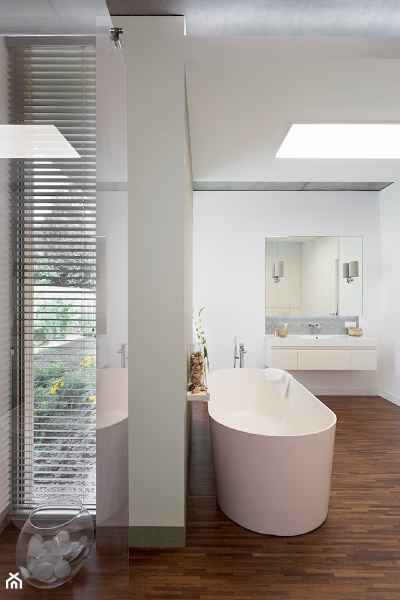 Dom w Środzie Wie - Średnia na poddaszu z lustrem łazienka z oknem, styl nowoczesny - zdjęcie od Home Plan projektowanie wnętrz Joanna Mielczarek