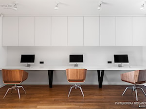 Kancelaria adwokacka - Średnie z zabudowanym biurkiem białe biuro, styl nowoczesny - zdjęcie od Home Plan projektowanie wnętrz Joanna Mielczarek