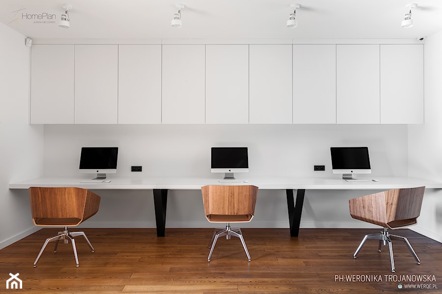 Kancelaria adwokacka - Średnie z zabudowanym biurkiem białe biuro, styl nowoczesny - zdjęcie od Home Plan projektowanie wnętrz Joanna Mielczarek