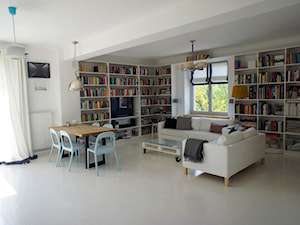 Mieszkanie Mokotów -> konkurs - Duży beżowy biały salon z jadalnią z bibiloteczką - zdjęcie od Progetto