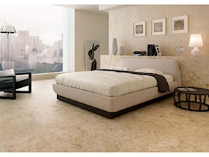 Średnia beżowa sypialnia, styl glamour - zdjęcie od płytki24