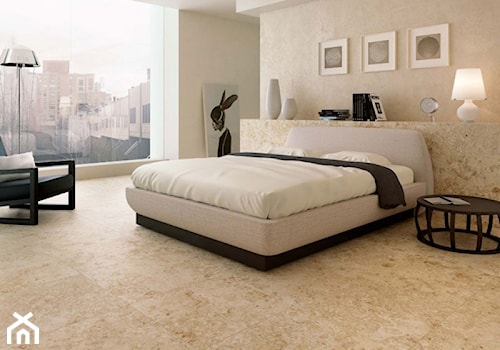 Średnia beżowa sypialnia, styl glamour - zdjęcie od płytki24