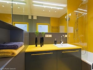 Czarno-żółta łazienka w stylu skandynawskim - zdjęcie od Alina Badora Pracownia Architektury Wnętrz
