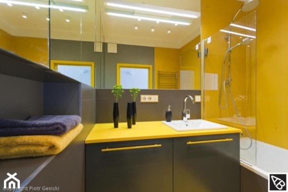 Czarno-żółta łazienka w stylu skandynawskim - zdjęcie od Alina Badora Pracownia Architektury Wnętrz - Homebook