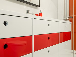 Jasna łazienka bielą i kolorem pomarańczowym - zdjęcie od Alina Badora Pracownia Architektury Wnętrz