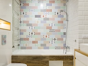 Jasna łazienka z płytkami z hiszpańskim wzorem - zdjęcie od Alina Badora Pracownia Architektury Wnętrz