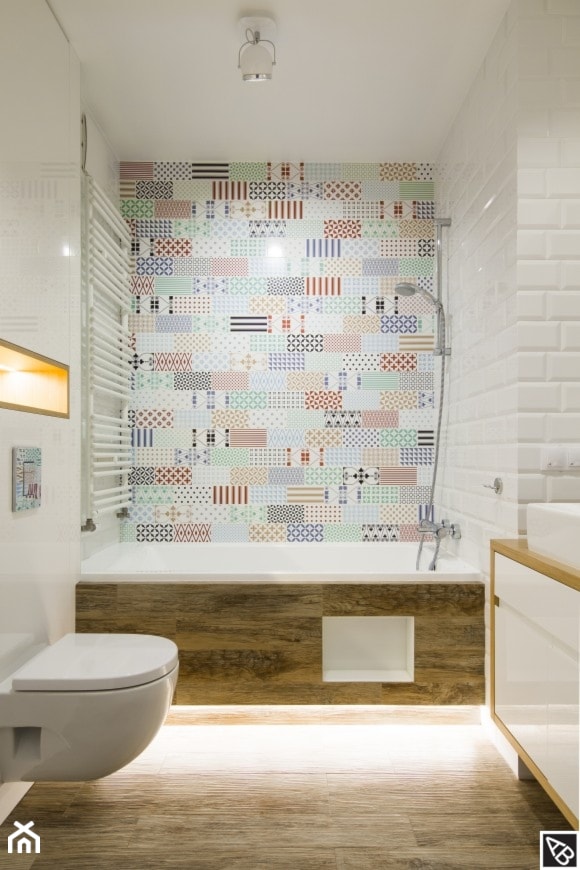 Jasna łazienka z płytkami z hiszpańskim wzorem - zdjęcie od Alina Badora Pracownia Architektury Wnętrz