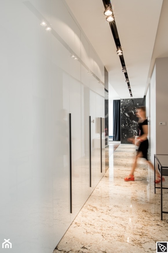 Przedpokój w luksusowym apartamencie - zdjęcie od Alina Badora Pracownia Architektury Wnętrz