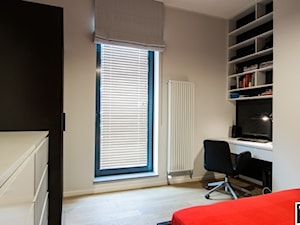 Biało-czerwono-czarna sypialnia w stylu minimalistycznym - zdjęcie od Alina Badora Pracownia Architektury Wnętrz