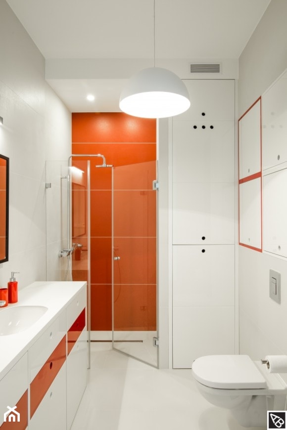 Biała łazienka z pomarańczowymi detalami - zdjęcie od Alina Badora Pracownia Architektury Wnętrz