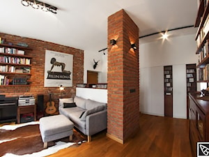 Salon w kamienicy ze ścianą z cegły - zdjęcie od Alina Badora Pracownia Architektury Wnętrz