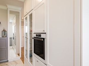 Rozświetlony glamour - funkcjonalne mieszkanie dla całej rodziny - Średnia z salonem beżowa z zabudowaną lodówką kuchnia jednorzędowa z marmurową podłogą, styl glamour - zdjęcie od Alina Badora Pracownia Architektury Wnętrz
