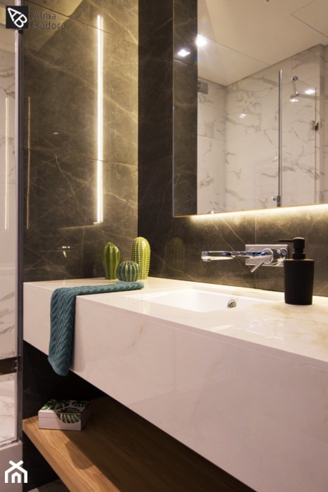 Nastrojowa łazienka z marmurem - zdjęcie od Alina Badora Pracownia Architektury Wnętrz