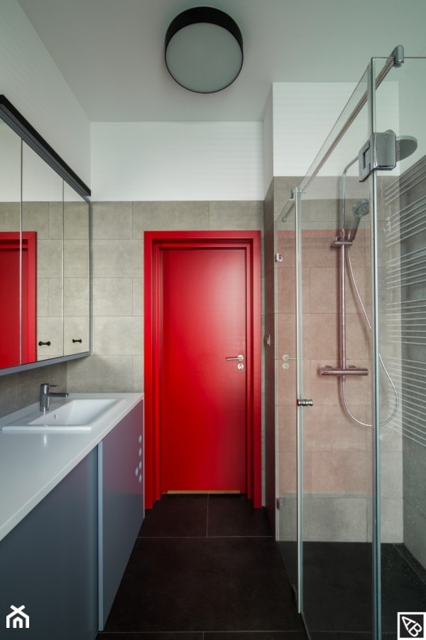 Minimalistyczna łazienka z czerwienią - zdjęcie od Alina Badora Pracownia Architektury Wnętrz - Homebook