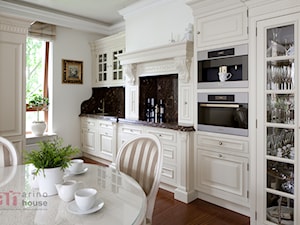 Kuchnia drewniana z ornamentami - zdjęcie od Arino Design Sp. z o.o.