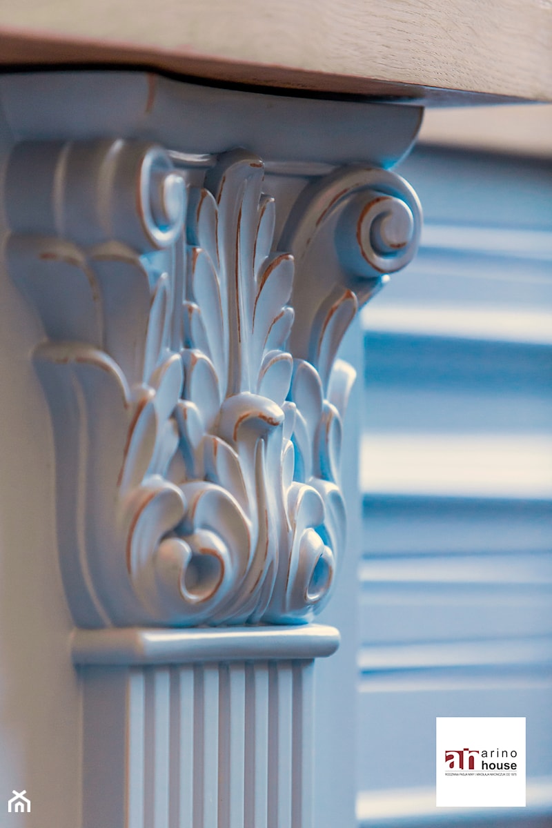 Niebieska kuchnia z ornamentami - zdjęcie od Arino Design Sp. z o.o.