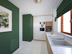 LUBLIN - Duża zamknięta biała zielona z zabudowaną lodówką z lodówką wolnostojącą z nablatowym zlewozmywakiem kuchnia w kształcie litery l z oknem z marmurem nad blatem kuchennym - zdjęcie od Projekt MIMO