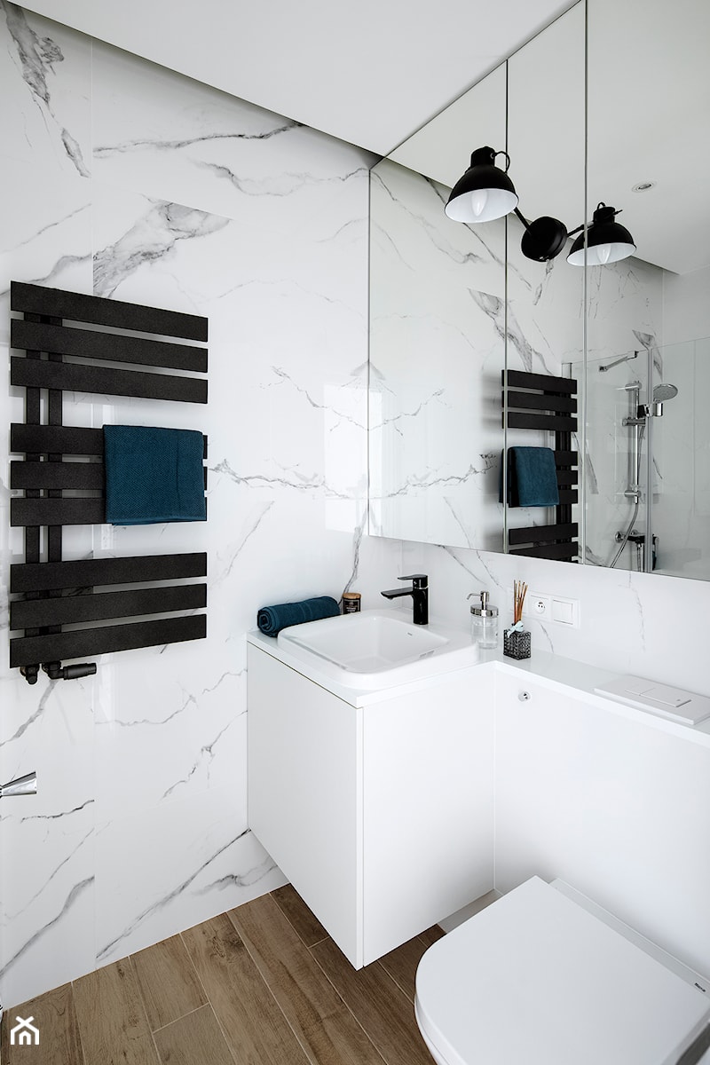 Żoliborz - Mała bez okna z lustrem z punktowym oświetleniem łazienka, styl skandynawski - zdjęcie od Projekt MIMO