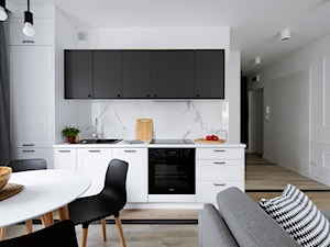 Żoliborz - Mała otwarta z salonem z kamiennym blatem biała z zabudowaną lodówką z nablatowym zlewozmywakiem kuchnia jednorzędowa z oknem z marmurem nad blatem kuchennym, styl skandynawski - zdjęcie od Projekt MIMO
