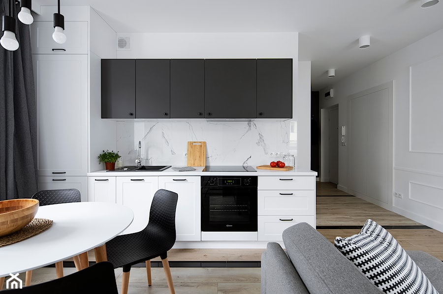 Żoliborz - Mała otwarta z salonem z kamiennym blatem biała z zabudowaną lodówką z nablatowym zlewozmywakiem kuchnia jednorzędowa z oknem z marmurem nad blatem kuchennym, styl skandynawski - zdjęcie od Projekt MIMO