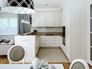 Wawer K - Średnia otwarta z salonem biała szara z zabudowaną lodówką z nablatowym zlewozmywakiem kuchnia w kształcie litery u, styl tradycyjny - zdjęcie od Projekt MIMO