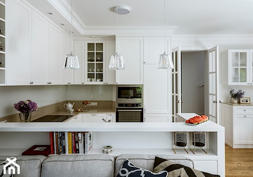 Wawer K - Średnia otwarta z salonem z kamiennym blatem brązowa szara z zabudowaną lodówką kuchnia w kształcie litery g, styl tradycyjny - zdjęcie od Projekt MIMO