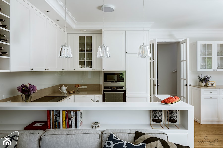 Wawer K - Średnia otwarta z salonem z kamiennym blatem brązowa szara z zabudowaną lodówką kuchnia w kształcie litery g, styl tradycyjny - zdjęcie od Projekt MIMO