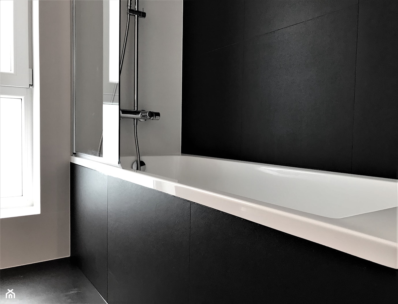 Realizacja - łazienka ascetyczno-magiczna na Nowych Żernikach - Mała łazienka z oknem, styl nowoczesny - zdjęcie od DekoDeko - Homebook