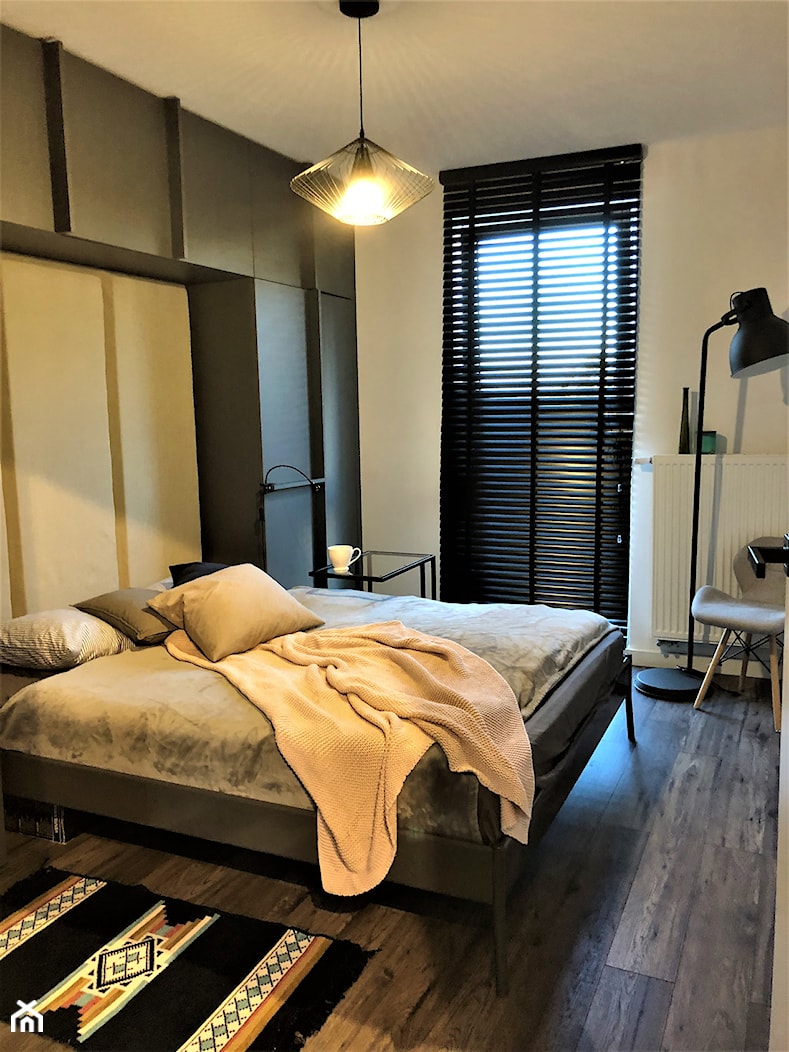Pakowna i szykowna mała sypialnia - realizacja projektu na Lipie Piotrowskiej - Mała szara sypialnia, styl nowoczesny - zdjęcie od DekoDeko - Homebook
