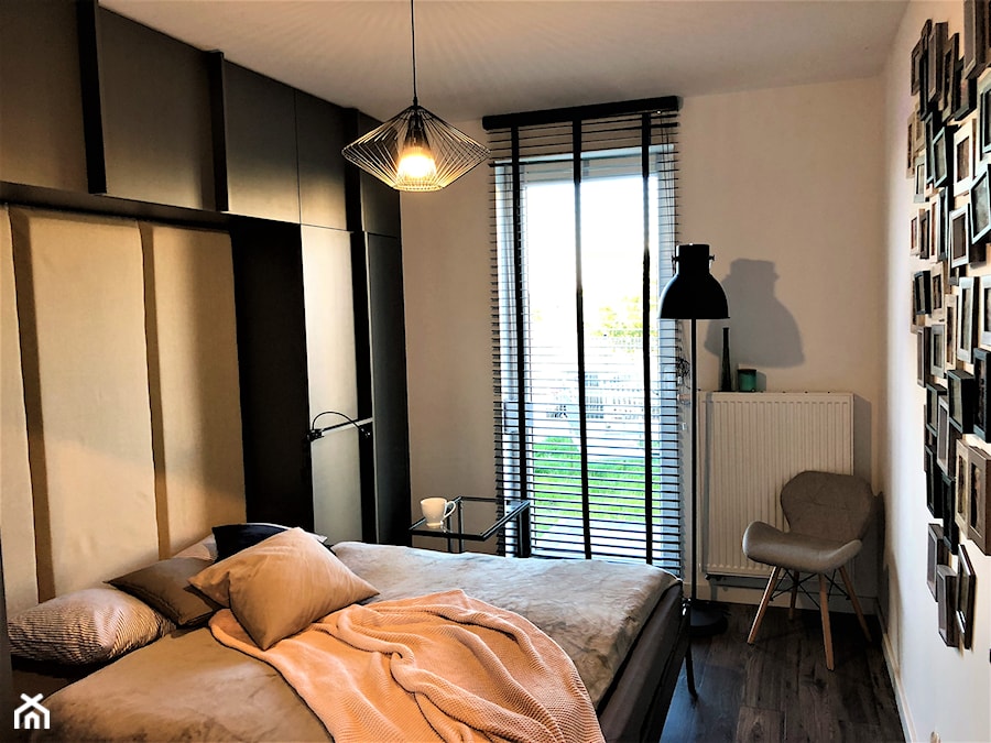 Pakowna i szykowna mała sypialnia - realizacja projektu na Lipie Piotrowskiej - Mała szara sypialnia, styl nowoczesny - zdjęcie od DekoDeko