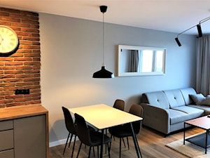 Realizacja - oryginalne mieszkanie na wynajem - Mały szary salon z kuchnią z jadalnią, styl nowoczesny - zdjęcie od DekoDeko