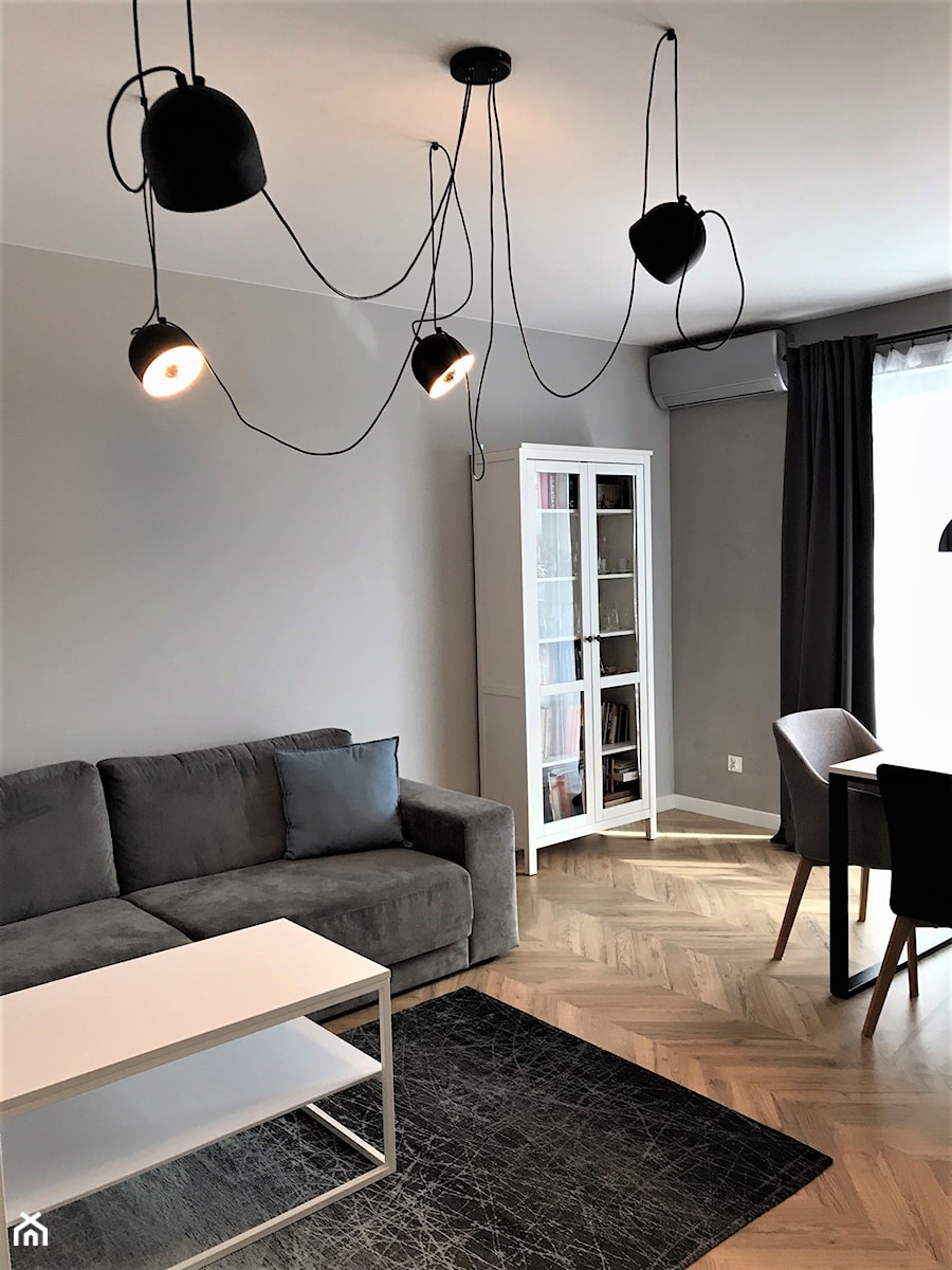 Mieszkanie z duszą w nowym bloku - realizacja projektu - Średni szary salon z jadalnią, styl nowoczesny - zdjęcie od DekoDeko
