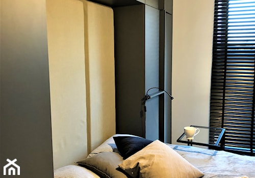 Pakowna i szykowna mała sypialnia - realizacja projektu na Lipie Piotrowskiej - Mała beżowa sypialnia, styl nowoczesny - zdjęcie od DekoDeko