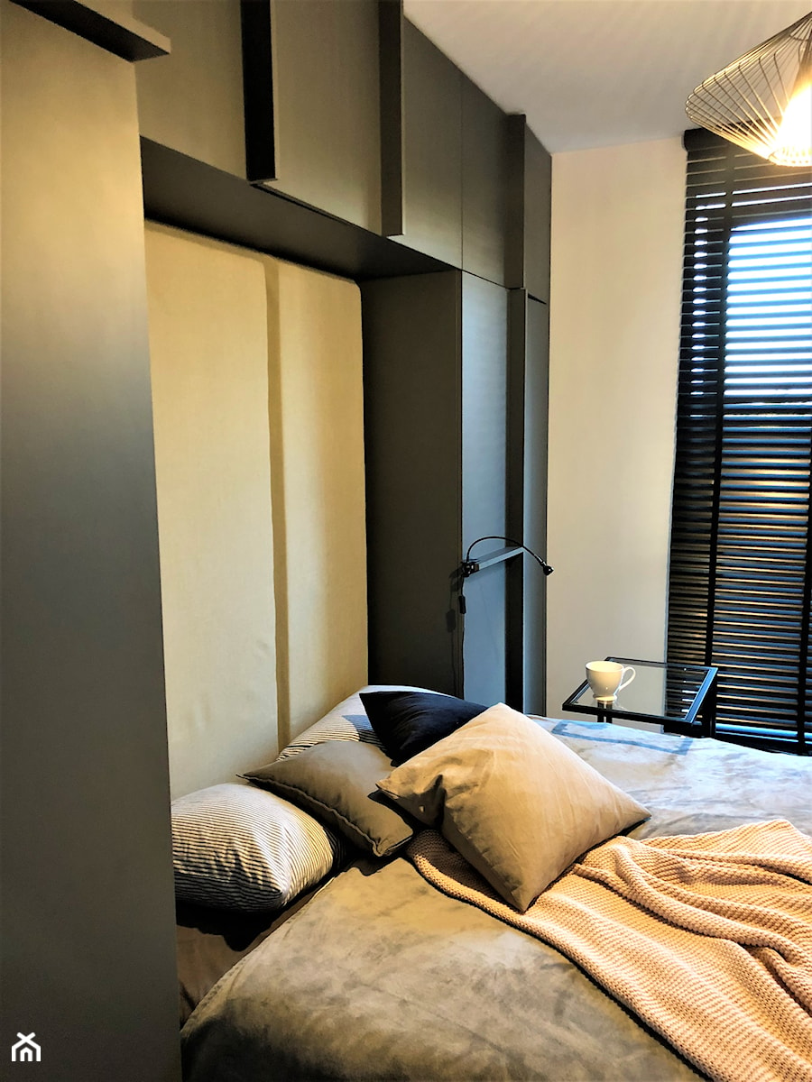 Pakowna i szykowna mała sypialnia - realizacja projektu na Lipie Piotrowskiej - Mała beżowa sypialnia, styl nowoczesny - zdjęcie od DekoDeko