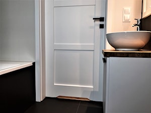 Realizacja - łazienka ascetyczno-magiczna na Nowych Żernikach - Mała na poddaszu bez okna z lustrem łazienka, styl nowoczesny - zdjęcie od DekoDeko