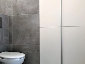 Prealizacja projektu łazienki na Kozanowie - Mała na poddaszu bez okna łazienka, styl nowoczesny - zdjęcie od DekoDeko