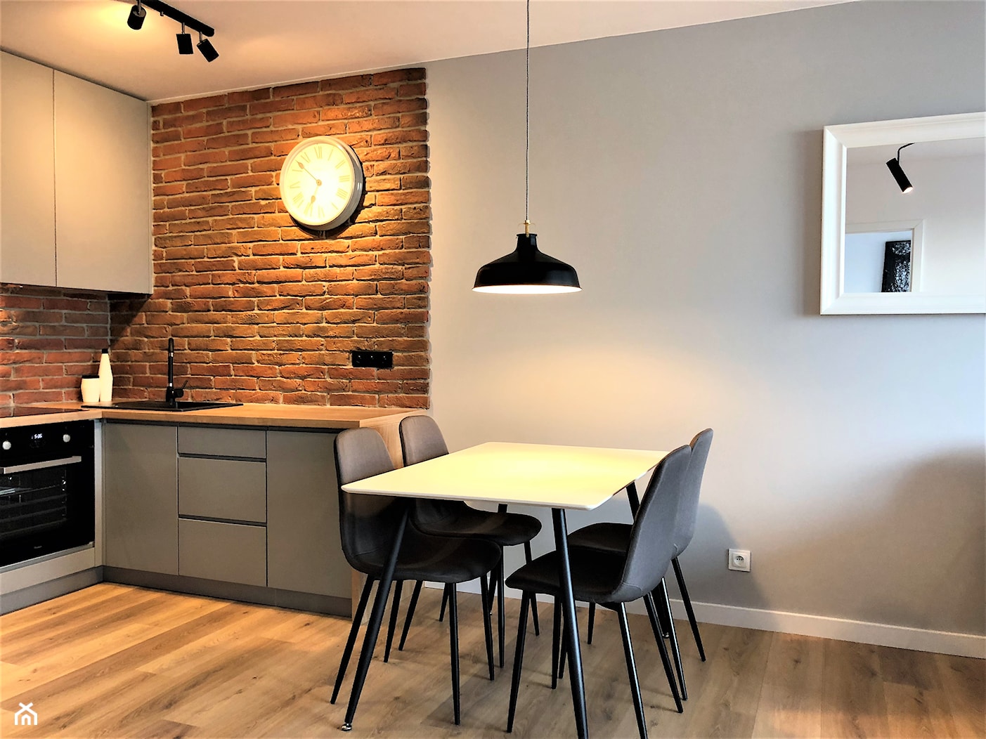 Realizacja - oryginalne mieszkanie na wynajem - Średnia szara jadalnia w kuchni, styl nowoczesny - zdjęcie od DekoDeko - Homebook