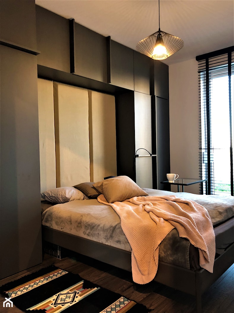 Pakowna i szykowna mała sypialnia - realizacja projektu na Lipie Piotrowskiej - Mała szara sypialnia, styl nowoczesny - zdjęcie od DekoDeko - Homebook
