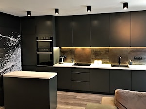 Przytulna elegancja - realizacja projektu salonu z kuchnią na Lipie Piotrowskiej - Średnia z salonem czarna z zabudowaną lodówką z podblatowym zlewozmywakiem kuchnia jednorzędowa, styl nowoczesny - zdjęcie od DekoDeko