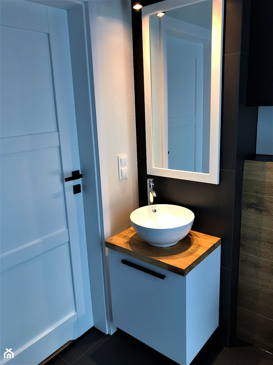 Realizacja - łazienka ascetyczno-magiczna na Nowych Żernikach - Bez okna z lustrem łazienka, styl nowoczesny - zdjęcie od DekoDeko
