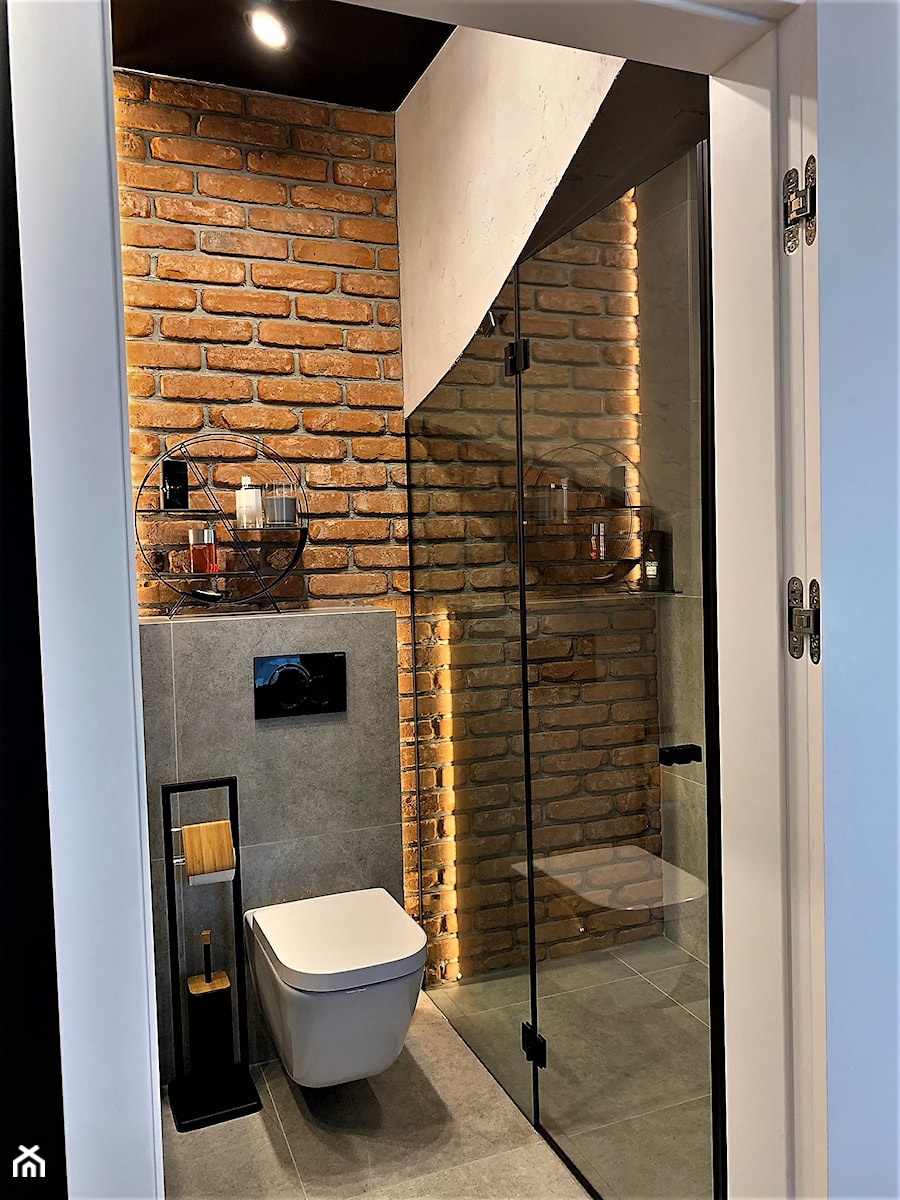 Jego industrialna łazienka - realizacja domu na Maślicach - Mała bez okna z punktowym oświetleniem łazienka, styl industrialny - zdjęcie od DekoDeko