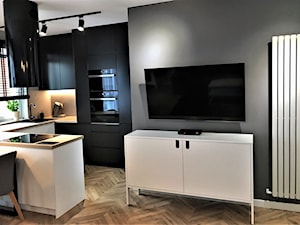 Mieszkanie z duszą w nowym bloku - realizacja projektu - Mały czarny salon z kuchnią z jadalnią, styl nowoczesny - zdjęcie od DekoDeko