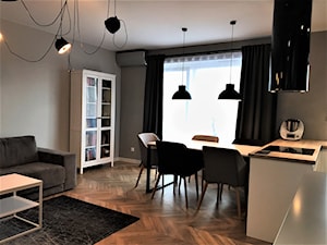 Mieszkanie z duszą w nowym bloku - realizacja projektu - Średni czarny salon z kuchnią z jadalnią, styl nowoczesny - zdjęcie od DekoDeko