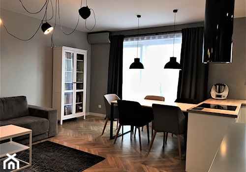 Mieszkanie z duszą w nowym bloku - realizacja projektu - Średni czarny salon z kuchnią z jadalnią, styl nowoczesny - zdjęcie od DekoDeko