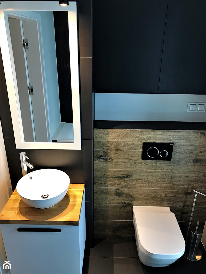 Realizacja - łazienka ascetyczno-magiczna na Nowych Żernikach - Mała na poddaszu bez okna z lustrem łazienka, styl nowoczesny - zdjęcie od DekoDeko - Homebook