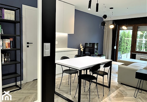 Domowe designerskie laboratorium. Realizacja projektu na wrocławskim Gaju - Mały czarny niebieski salon z kuchnią z jadalnią, styl nowoczesny - zdjęcie od DekoDeko