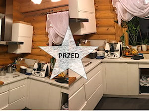 Realizacja projektu kuchni w domu z bali - Mała zamknięta z kamiennym blatem z zabudowaną lodówką z lodówką wolnostojącą z nablatowym zlewozmywakiem kuchnia w kształcie litery u z oknem - zdjęcie od DekoDeko
